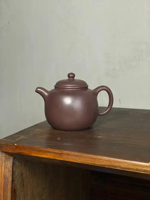 匏尊,壶身呈椭圆形.光洁圆润,色泽古朴,由壶身腹部向下包拢为底