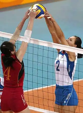 图文-奥运会女子排球决赛 亚楠与对方网上争球