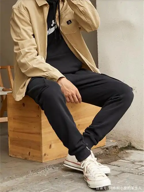 个人对于匡威帆布鞋也是很喜欢,个人在匡威鞋的搭配上,经常选的是阔腿