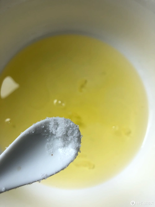 在蛋清里面放1克盐,少许香草精或者白醋去腥,75克白糖分三次放入,将