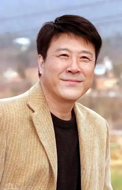 著名演员吕凉:父亲母亲先后早逝,北方汉子当上海女婿幸福吗?