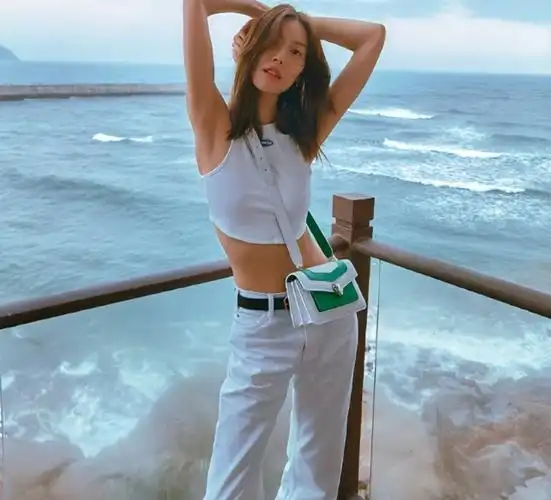 超模刘雯晒海边性感美照!