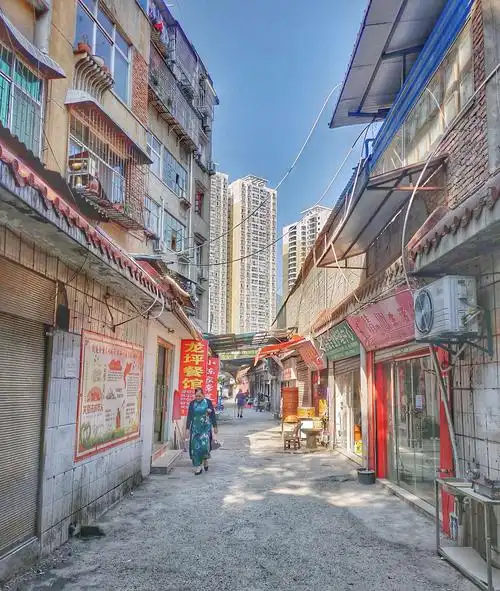 八十年代改造的巷子,因时代的变迁,日趋落后.