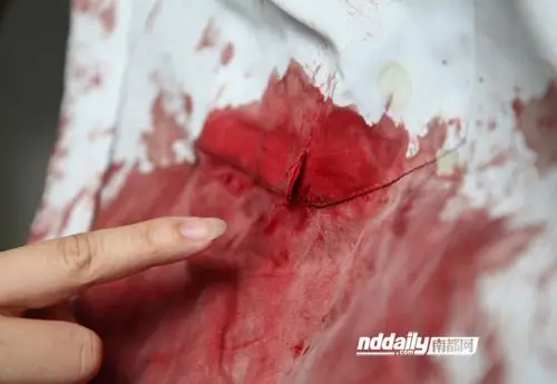 佛山凶悍男为1元起口角 刀捅司机血染公交