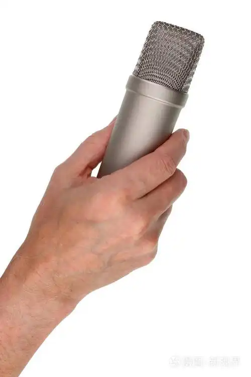 老年男歌手手中拿着银色声带冷凝器麦克风.