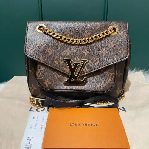 出售lvpassy新款邮差包