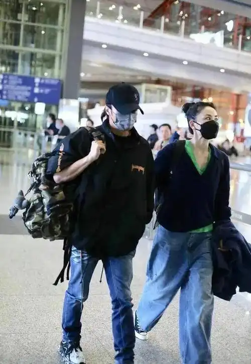 谢霆锋携王菲走机场!