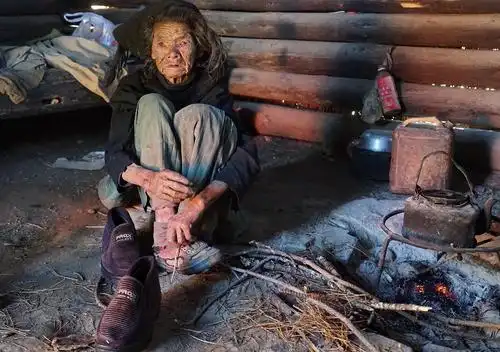 小凉山 很多老人住在透风结冰的屋子里需要帮助-搜狐