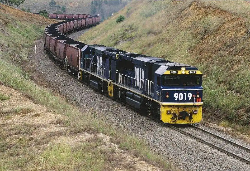 为什么火车运煤时,要不停地给煤炭洒水?看完涨知识了