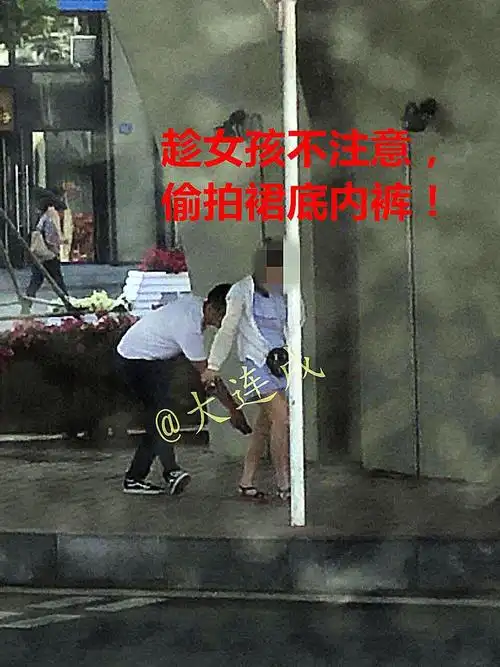 大连色狼当街偷拍女孩裙底 拍完后在路边"欣赏"