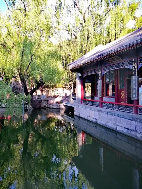 位于颐和园东北角的谐趣园其实很容易被错过,在游览过乐寿堂的大戏台