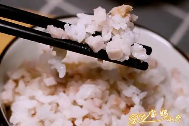 【米饭焖芋头】 食材:大米400克,拳头大小香芋1个,清水适量 厨具