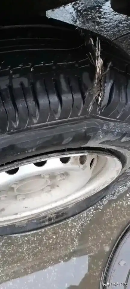 柳州一朋友的五菱新卡拉货途中轮胎爆胎了又没有备胎直接叫送了一个