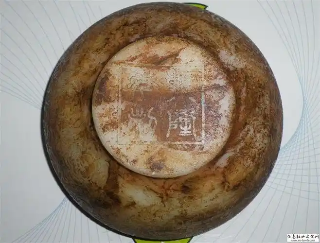 有一种乾隆玉碗底部刻着篆字写的是乾隆孝粉