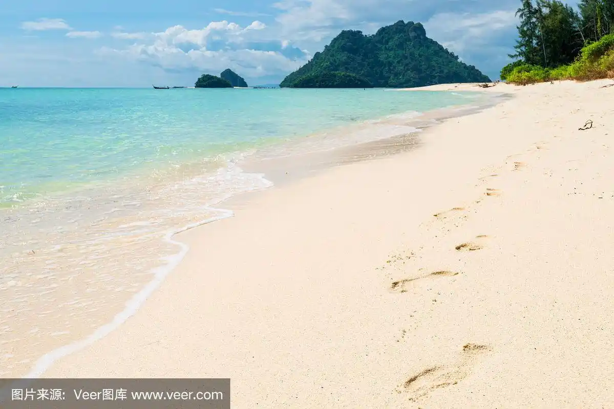 泰国宝达岛海边沙滩上的脚印