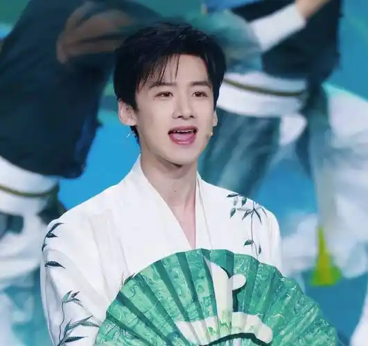 白敬亭春晚走位风波升级!官方删镜头避失误,网友评论区倒油看戏