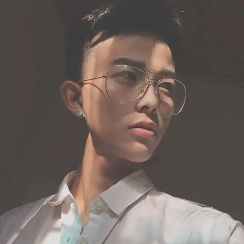 白衫眼镜文艺男子头像