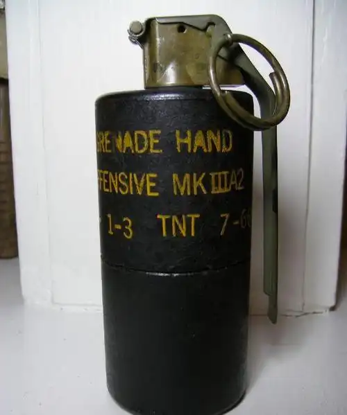德国和中国用长柄手榴弹(最常见的是进攻用24型,作为防御手榴弹用时外