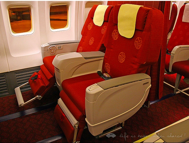 查看内容  上图为波音737-800型的布局图,共设有座位164席,公务舱共有