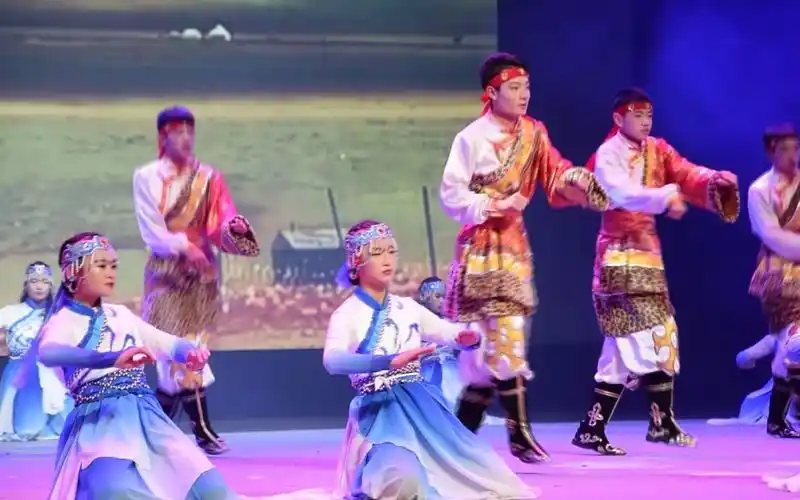 21 舞蹈《站在草原望北京》