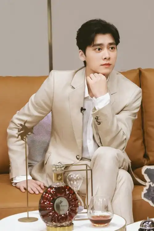 人头马xo代言人李易峰##李易峰香槟色西装造型