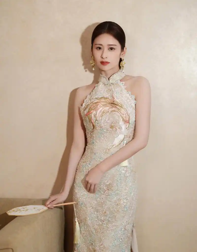 颖儿,米色无袖旗袍裙,端庄秀丽!