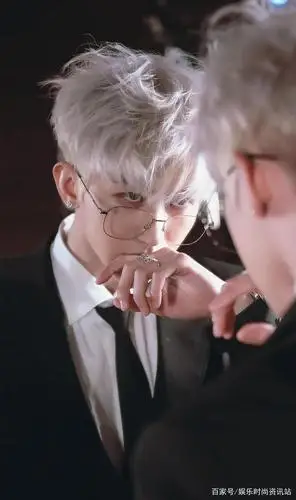 蔡徐坤的银发也太帅了!漫画中走出来的男神!太绝了!