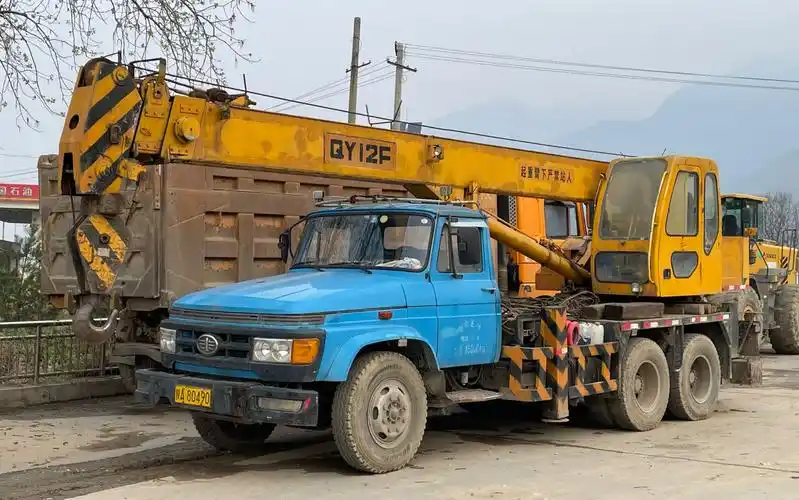 纯数字车牌解放ca142底盘qy12f后双桥起重机