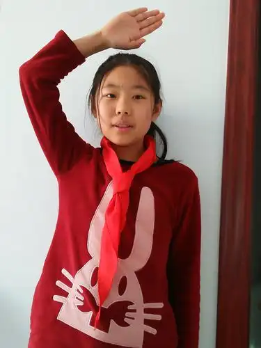 2020年4月15号早上八点整我的六年级孩子如约佩戴好领巾,听着庄严肃穆