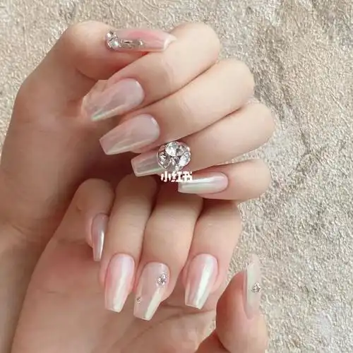 魔镜粉渐变贴钻美甲