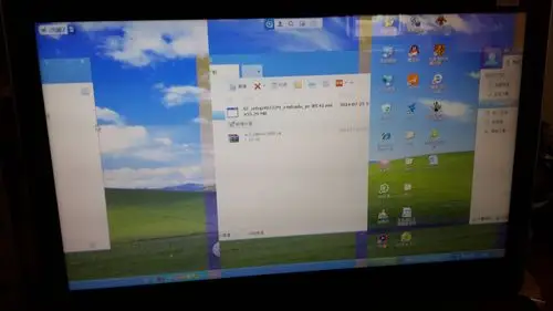 电脑屏幕总是分成三部分了串开.