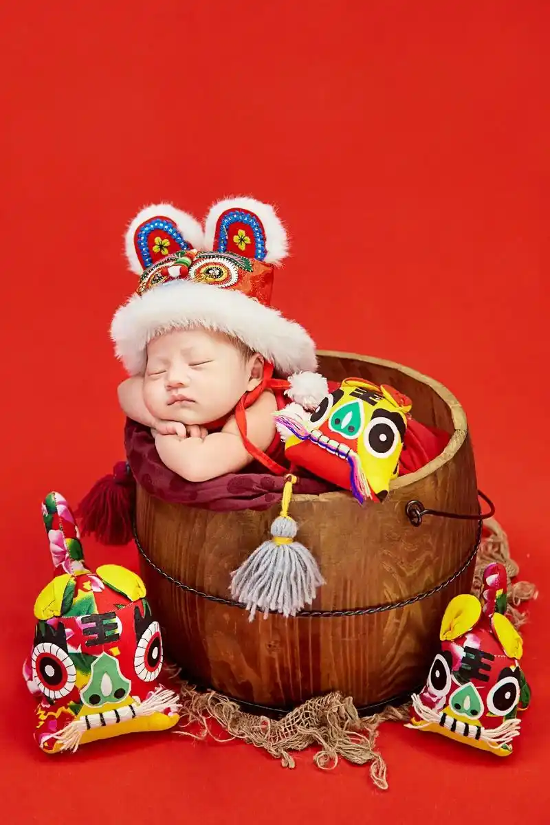 虎年小宝贝满月照来啦#三野石摄影 #宝宝照 #满月照 #儿 - 抖音