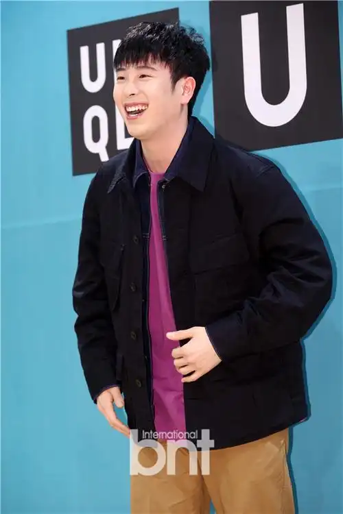 表志勋李沇熹出席品牌活动 现场展现可爱笑容