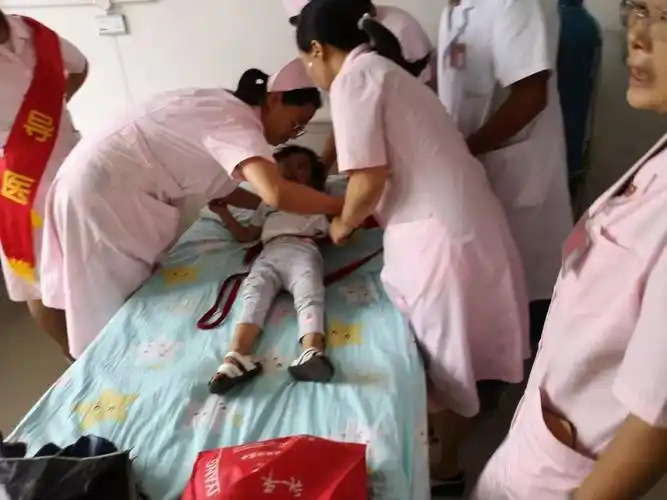 暖心!大理一女童突发高烧抽搐在求医路上遇堵车,交警开道紧急送医