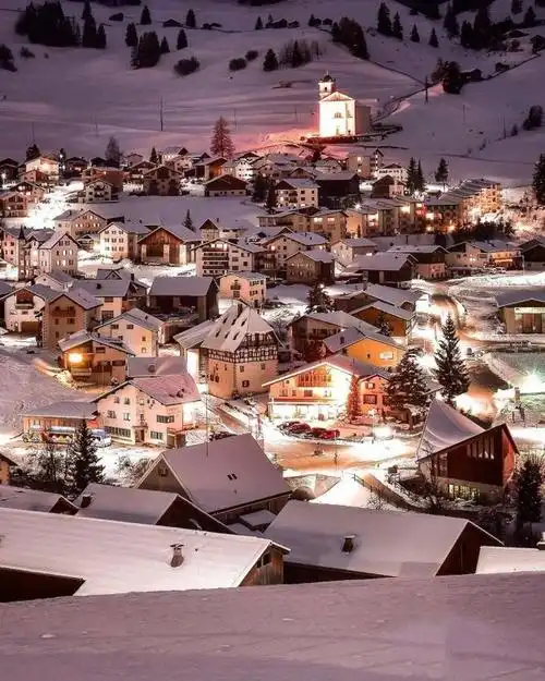 被大雪包围的瑞士夜景