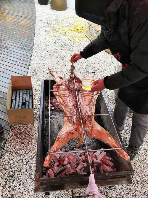 下午我们还特地请来了师傅,支起架子,来了个烤全羊.