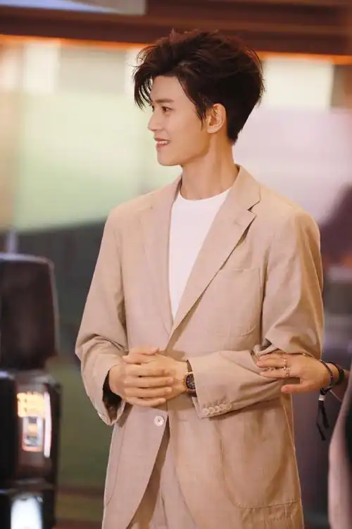 任嘉伦卡其色穿搭##任嘉伦青岛活动人气##任嘉伦青岛