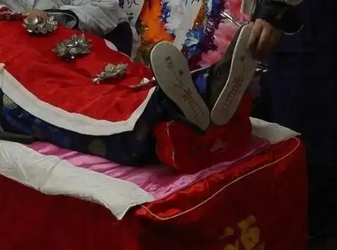 老人穿上寿衣后被活活饿死儿子儿媳称丧葬风俗就是这么规定的