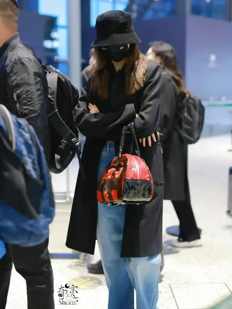 关晓彤今日私服 美艳女星变回酷女孩 结束了昨日看秀行程的关晓彤抵达