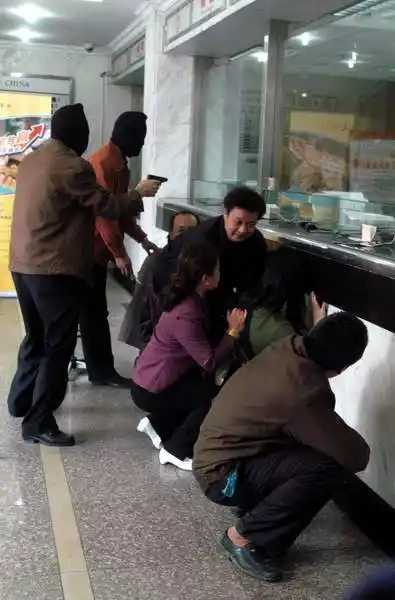 读者报料有人抢银行 记者赶到原是演习(图)