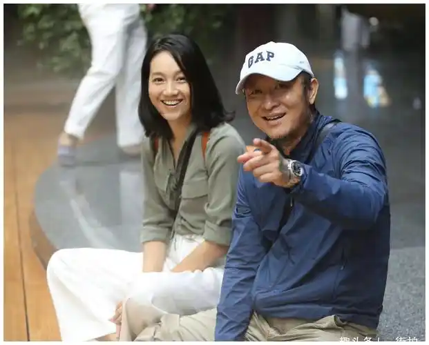 朱丹不主持开始搞直播,和老公周一围屏幕前搞怪,破"卑微"传闻