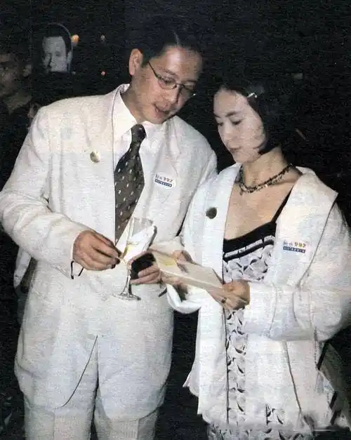 何超琼许晋亨婚礼照片曝光,两个人哈哈大笑,都是发自内心的幸福