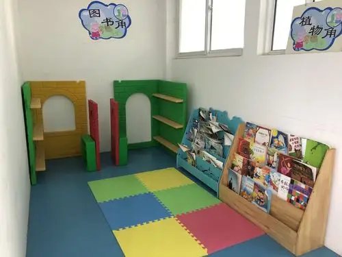 图书角 舒适的图书角,各种各样的幼儿图书,小朋友在这里安静的看书!