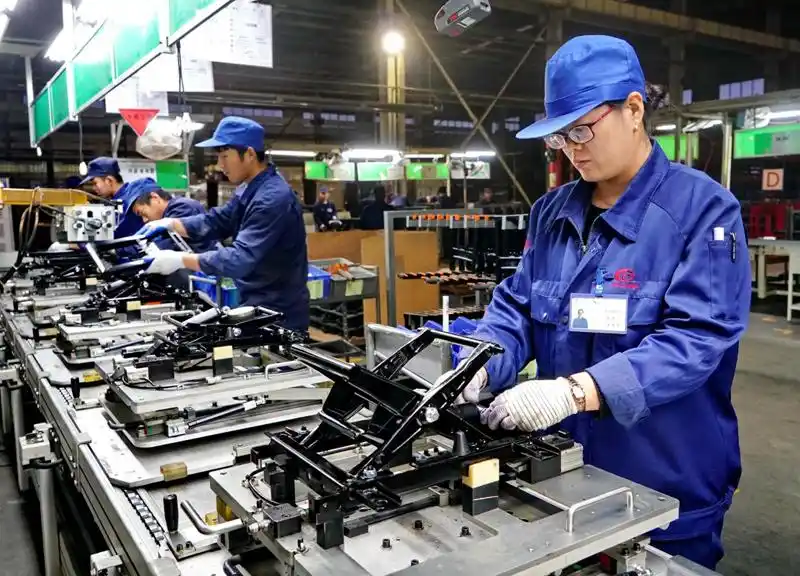 11月23日,黄骅市一家汽车配件生产企业的工人在车间工作.