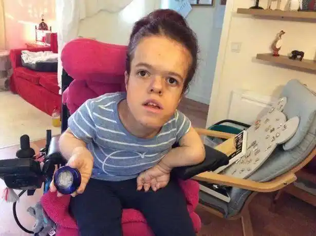 悲剧!26岁侏儒女孩患绝症即将离世,遗愿是和17岁自闭症男友结婚