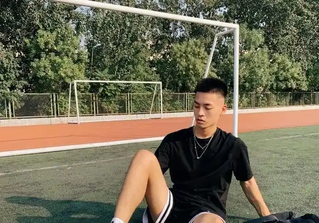 身高1米83体重60公斤的排骨男身材蜕变越来越好