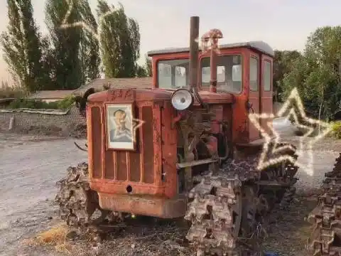 这是石河子军垦二代博物馆收藏的东方红54型履带式拖拉机