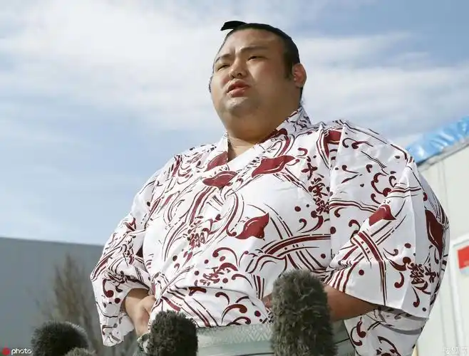 1/ 12 今日,日本相扑选手贵景胜光信参加晋升大关仪式.