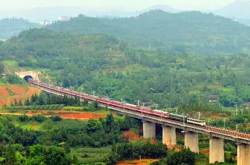 西南首条快速铁路达成铁路全线通车