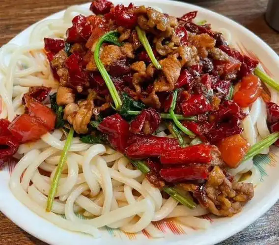 新疆辣皮子拌面劲道耐嚼香辣无比大口吃着真过瘾